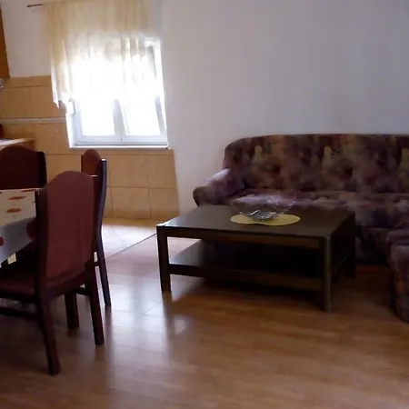 Zuti 2 * Betina (Sibenik-Knin)