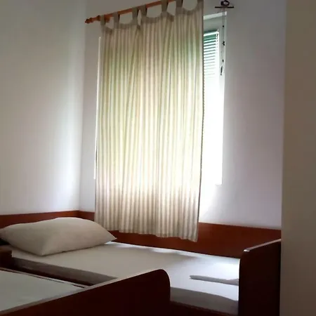 Zuti 2 * Betina (Sibenik-Knin)